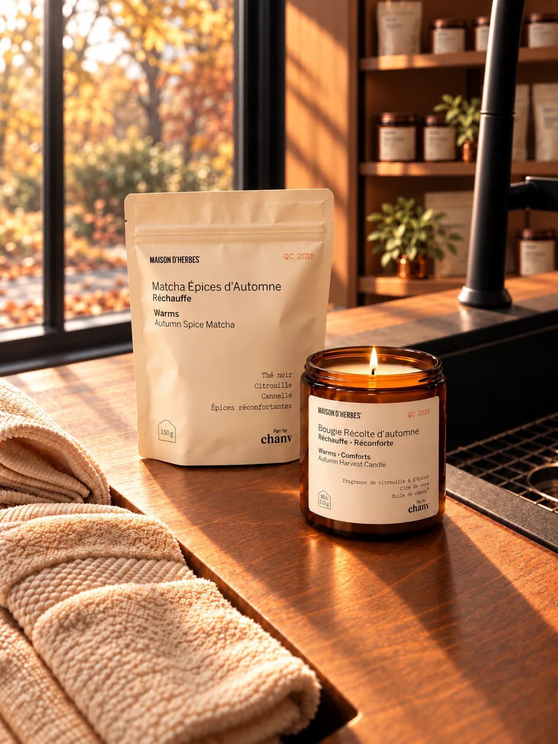 Sachet de Matcha Épices d’Automne et bougie Récolte d’automne Maison d’Herbes sur un comptoir de bois, dans une lumière d’automne